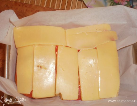 На помидоры выкладываем еще слой сыра и намазываем кетчупом.