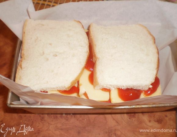 Сверху кладем хлеб. На мой взгляд, если запеканка не будет долго ждать своей участи, хлеб лучше окунуть в яйцо или просто намочить, так как получается немного суховато. 