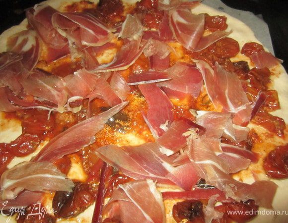 Тонко нарезанное вяленое мясо.