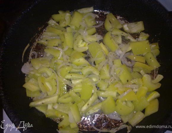 Луковицу и чеснок измельчаем, болгарский перец режем кусочка, все обжариваем в течение 5 минут