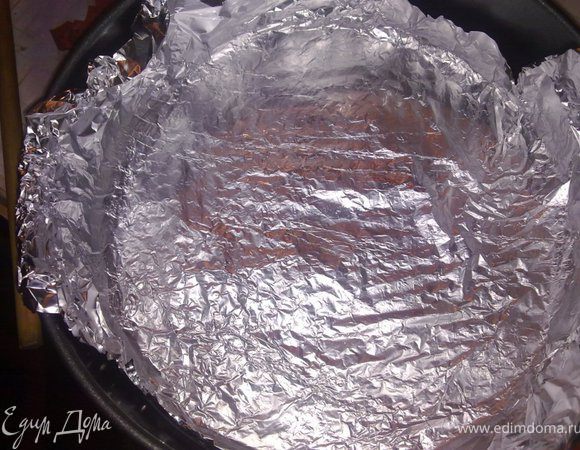 У меня из разъемной формы почему-то все вытекает, поэтому я выстилала ее фольгой, у кого такой проблемы нет - можно просто смазать форму маслом