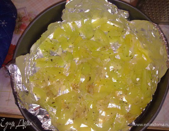 Выкладываем обжаренные овощи в форму