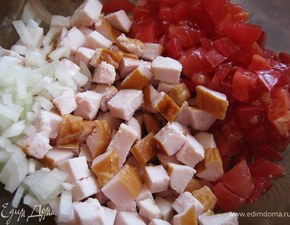 Порезать небольшими кусочками куриное филе,лук,помидоры.