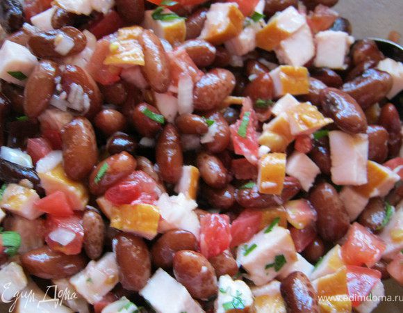 Для заправки:натереть на мелкой терке чеснок,смешать его с солью,перцем маслом олив.или раст. и лимонным соком (всё по вкусу)Заправкой заправить салат,хорошо перемешать.