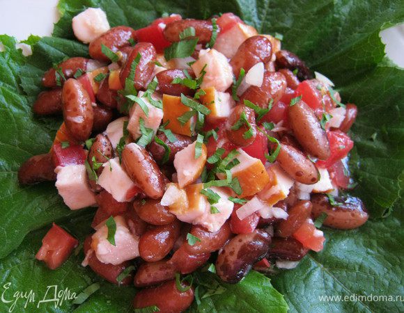 На тарелку выложить листья салата и на них выложить салат,посыпать с верху зеленью.Приятного Аппетита!!!