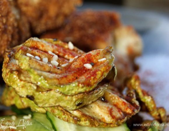 Филе нарезаем как на отбивные, отбиваем легонько в пакете, солим, перчим. В миске разбалтываем 2 яйца, нарезаем тонко фету. На отбивную кладем кусочек феты, заворачиваем филе вокруг нее, обмакиваем во взбитое яйцо и панировочные сухари. Жарим на сковороде по 5 минут с каждой стороны под крышкой. На гарнир нарезаем кабачки, жарим их на сковородке, нарезаем тонко огурец, солим, перемешиваем с кабачками, брызгаем лимоном.
Приятного аппетита! 