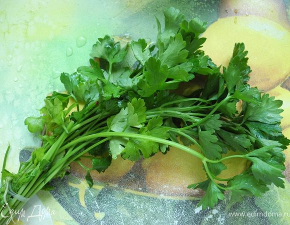 В воду, в которой варились свекла и луковица, добавить соль, положить картофель, проварить минут 5. Затем добавить свекольную ботву и морковку. Через несколько минут добавить свеклу (если любите покислее, то добавьте помидор). Порезать петрушку и в ботвинью ее.