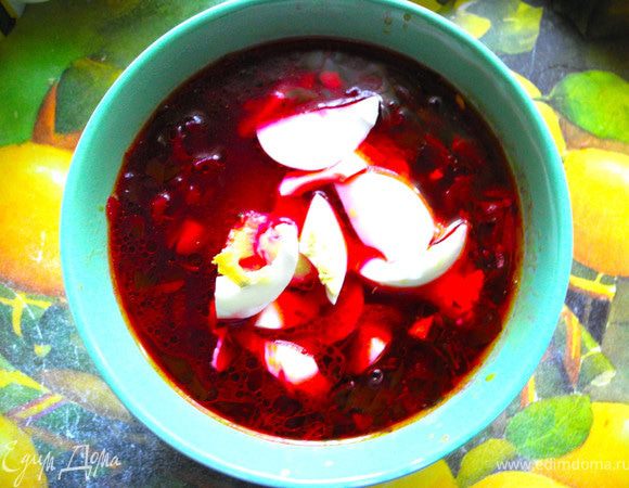 Через минуту ботвинья готова. Для тех, кто любит погорячее, самое время налить ее в красивую тарелочку, добавить сметанки и вареное яйцо. Ооочень вкусно, диетически и полезно!
Не менее вкусна она в холодном виде.
