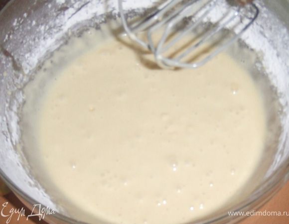 Берем глубокою миску, взбиваем яйца с сахаром. Затем добавляем разрехлитель, соду, ванилин и просеянную муку. Тесто должно получится, как консистенция густой (сепараторной) сметаны.