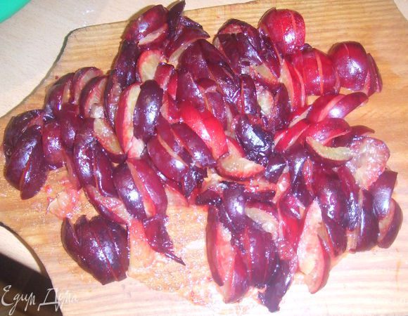 Сливы необходимо, разделить их на половинки, вынув косточку, нарезать полосками.