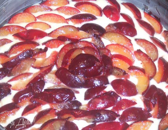 Тесто вылить в разъемную форму, застеленную фольгой и смазанную раст.маслом. Воткнуть полоски слив в тесто в виде хаотичного рисунка 