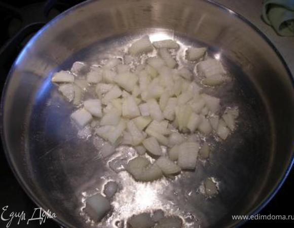 На оливковом масле поджарить лук до золотистого цвета. 
