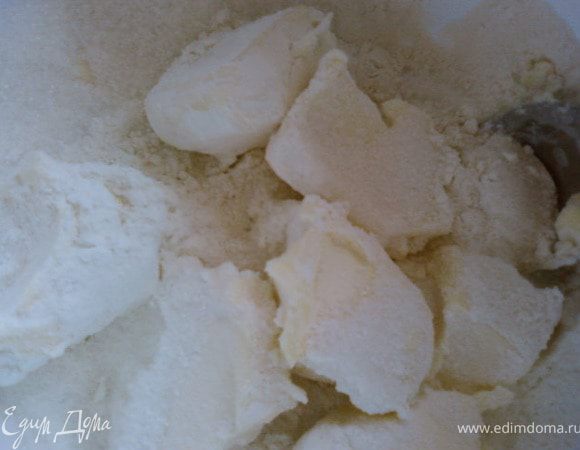 В миску соединяем муку,сахар,ваниль.сахар,масло.