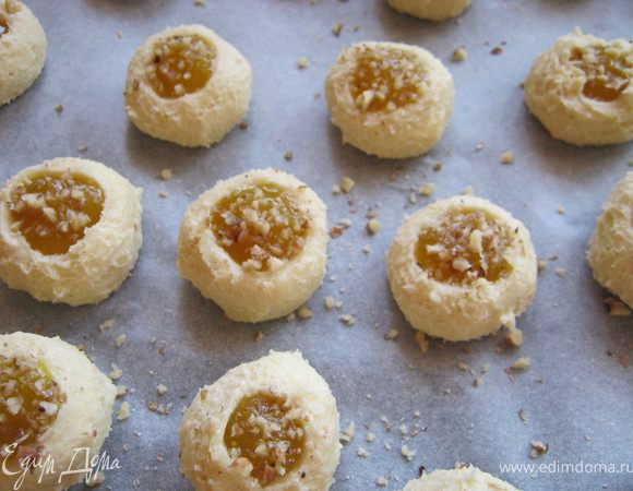 С верху посыпаем орехами.