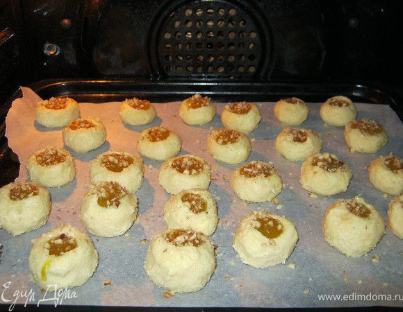 Поставить в разогретую до 160С духовку и выпекать15-20 минут,до золотистой корочке.(У меня вся порция лежит на одном противне,надо разделить на два,т.к. в процессе печенья расплывутся!!!)