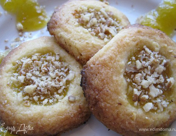 Вынув из духовки посыпаем ещё раз орешками.Приятного аппетита!!!