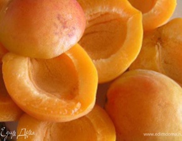 Абрикосы разрезать пополам, удалить косточки.