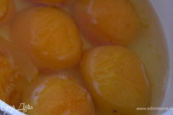 Треть абрикосов оставить для украшения, остальные залить 350 мл воды, добавить сок лимона, довести до кипения и варить 5 минут.