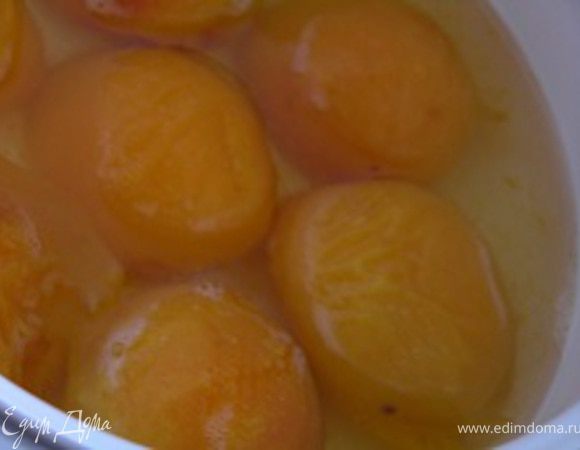 Треть абрикосов оставить для украшения, остальные залить 350 мл воды, добавить сок лимона, довести до кипения и варить 5 минут.