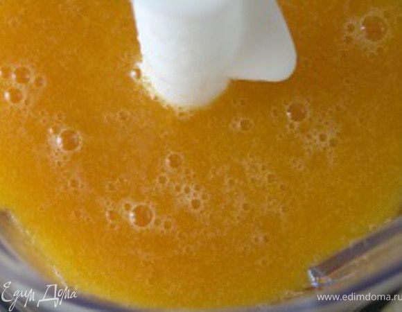 Добавить сахар, перемешать, довести до кипения, снять с огня, дать остыть и измельчить все с помощью  блендера.