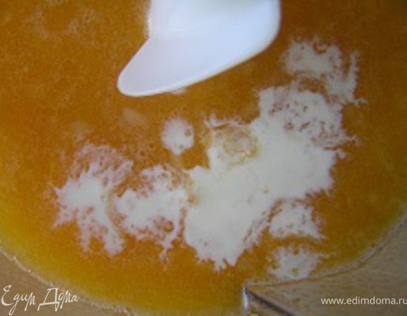 абрикосовый сок, 100 мл сливок, взбить до однородности.