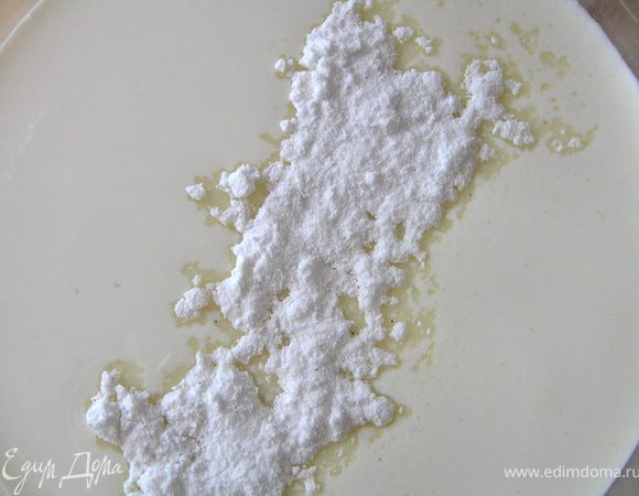 В оставшиеся сливки добавить сахарную пудру, взбить.