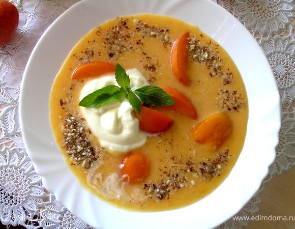Абрикосовый суп разлить по тарелкам, посыпать миндалем, в каждую тарелку поместить взбитые сливки, добавить нарезанные дольками абрикосы, украсить веточкой мяты.
