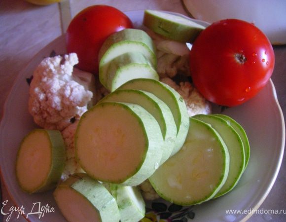 Вообще вариация с овощами на ваше усмотрение. Мне нравится кабачок+цветная капуста, помидор дает кислинку. Моем, режем овощи + лук и отправляем все в кипящий бульон(воду)