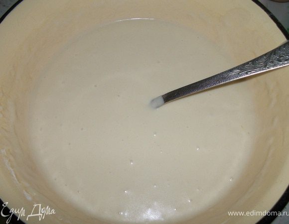 Яйца растереть с сахаром,добавить кислое молоко, соду, щепотку соли, растительное масло, муки, так, чтобы тесто было как густая сметана. Все хорошо перемешать, столовой ложкой наливать на разогретую сковородку и обжарить с двух сторон.