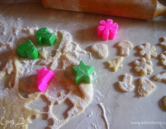 Обычно я отрываю кусочки от теста, но на этот раз решила попробовать сделать клецки- фигурки, чтобы угодить всем членам семьи. В ход пошли детальки от логического куба )))Получилось очень не плохо))