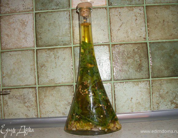 Взять зелень,специи которые Вы больше всего любите, помыть, хорошо обсушить,чтобы не осталось влаги, можно мелко нарезать, а можно и веточками, уложить в банки или красивые бутылочки, предварительно помытые и обсушенные,  залить растительным маслом. Плотно закрыть крышкой, и дать настояться дня три.  