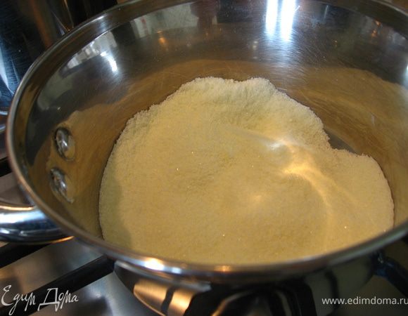 В небольшой кастрюльке смешиваем сахар, сухое молоко, ванильный сахар.