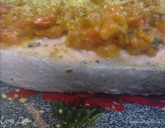 обжарить лук, затем добавить чеснок, креветки, пасту, бульон и сливки. накрыть крышкой и дать покипеть 2-3 мин. Добавить фисташки (оставить немного для украшения), помидоры и базилик, муку и приправить специями. томить 5 минут. подать с семгой, присыпав фисташками. Приятного аппетита!