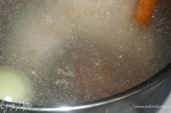 Сварить бульон, в процессе добавить целую луковицу, морковку, соль и несколько горошин перца.