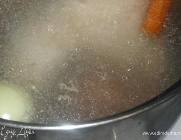 Сварить бульон, в процессе добавить  целую луковицу, морковку, соль и несколько горошин перца. 