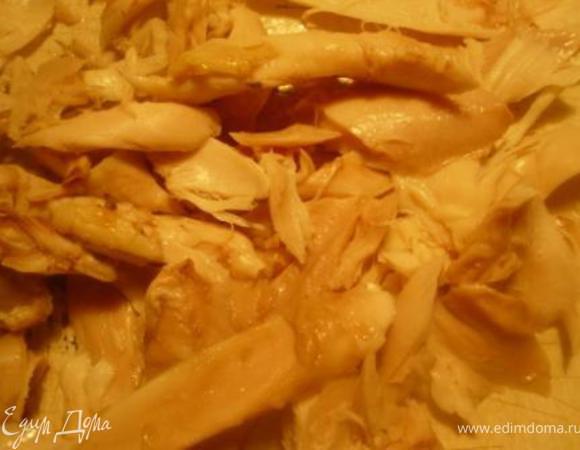 Извлечь курицу, удалить кожу, отделить мясо и разобрать его на волокна. Процедить бульон, удалить лук и морковь. Картофель порезать мелкими кубиками и вместе с мясом отправить в кастрюлю. 