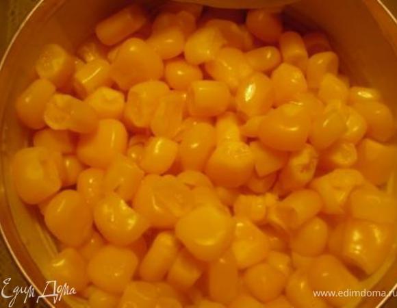 Дождаться закипания и через 5 минут добавить  кукурузу и карри. 