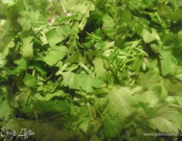 После того как закипит, ввести сырое (слегка взбитое) яйцо, помешивая содержимое кастрюли, чтобы не образовались комочки. Можно в конце добавить зелень, но мне захотелось живой и я добавила её прямо в тарелку. 