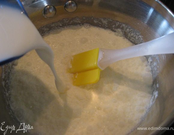 Понемногу добавляем 250 мл. холодного молока в смесь, перемешиваем.