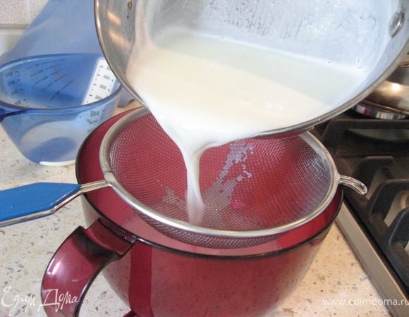 Процеживаем молочный кисель через ситечко.