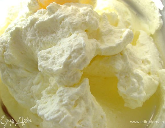 Холодные сливки, взбиваем на средней скорости до устойчивых пиков.