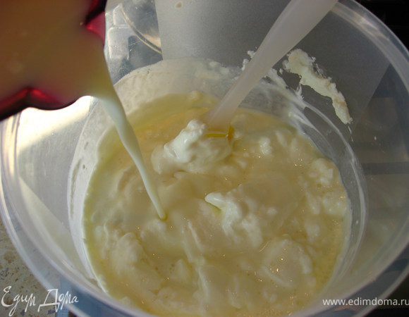 Соединяем хорошо охлажденный, молочный кисель со взбитыми сливками, равномерно перемешиваем. 