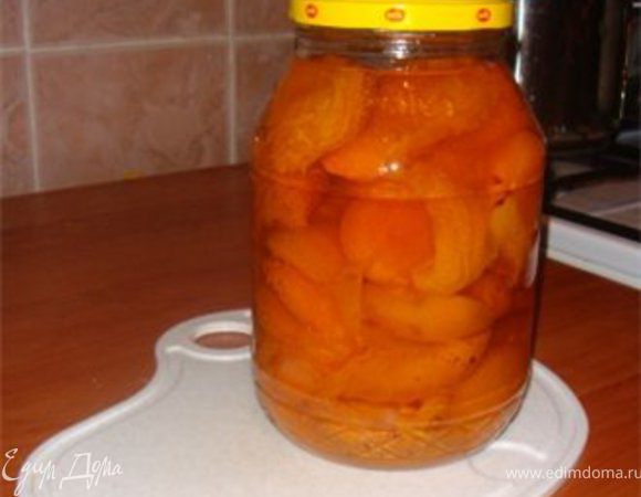 После того как наши банки остыли, сливаем сироп в кастрюлю и снова доводим до кипения, а потом заливаем снова. Так повторить 4 раза, а потом горячими закатать и укутать до остывания