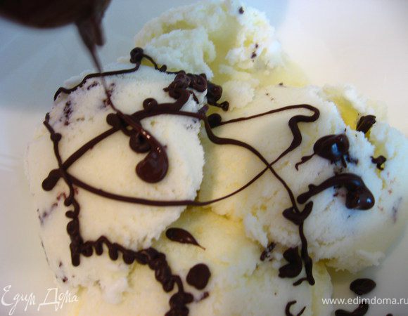 Протыкаем пакетик иголочкой, легонько сдавливаем, и далее наносим на мороженное произвольные узоры. Можно нанести  шоколадные узоры в процессе заморозки, перемешиваем и еще добавляем узоры. в этом случае, ломкие "лоскуточки" шоколада, распределятся равномерно.  