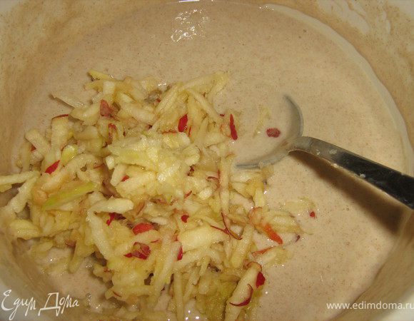 Яйцо взбить с щепоткой соли, с сахаром и ванильным сахаром,добавить стакан молока,всыпать пшеничную муку,хорошо перемешать,что бы не было комочков,добавить остальное молоко и ржаную муку с разрыхлителем,перемешивая тесто,что бы не было комочков,влить масло,ещё раз перемешать.Тесто должно получится гуще чем на блины,но жиже чем на оладьи.Яблоко вымыть,удалить сердцевину,натереть на крупной тёрке,добавить к тесту,хорошо перемешать.