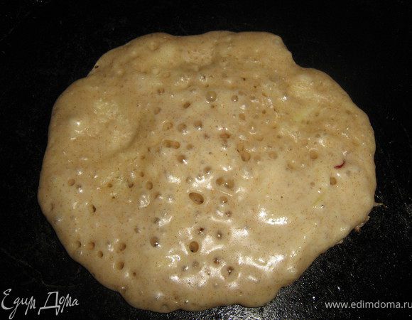 Выпекать блинчики на раскалённой сковороде(сковороду смазать маслом один раз,потом не нужно),выкладывая ложкой и разравнивая,с двух сторон.