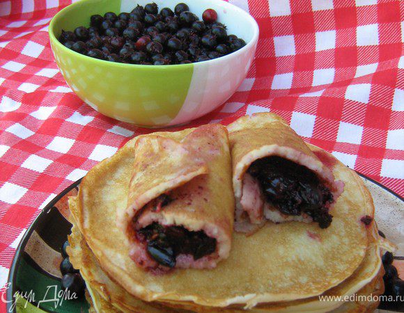 Подавать можно со сметаной,творогом,вареньем,мёдом.Очень вкусно с иргой,перетёртой с сахаром.В общем чего душенька пожелает! Приятного аппетита!