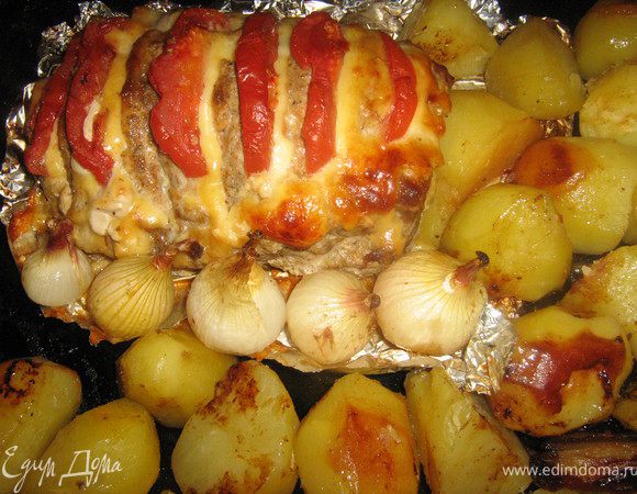 Сначала сделайте маринад, для этого возьмите соевый соус, лимонный сок, горчицу и растительное масло, соедините в емкости и хорошо перемешайте. Кусок мяса( я брала карбонад) помойте, сделайте надрезы, посыпьте смесью перцев, мелко нарезанным чесноком и нарезанным имбирем, залейте приготовленным маринадом. Поставьте в холодильник (я поставила на ночь).