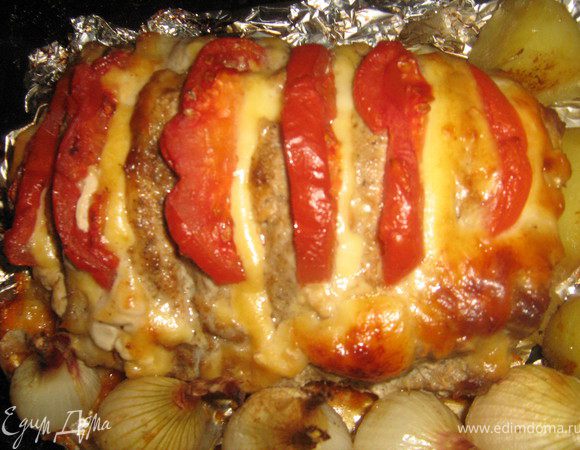 Через час я разрезала фольгу, чтобы получилась румяная корочка, выложила отварную картошку на противень с мясом, запекала еще 15 минут. Советую добавить еще мини-луковки. 