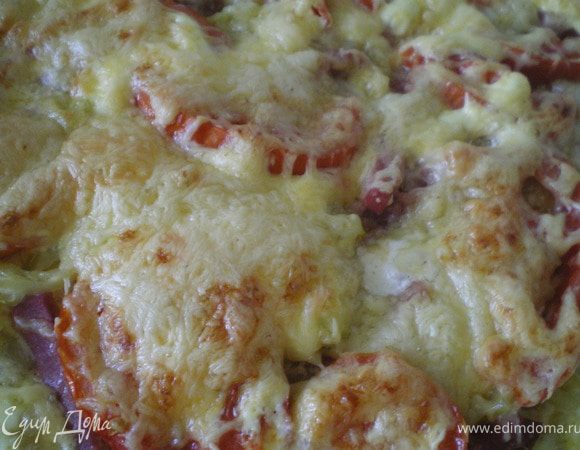 Приготовить тесто. Для этого в готовую смесь (175 г) добавить 80 мл воды комнатной температуры. Замесить тесто и дать ему постоять 10 минут. Раскатать тесто тонким пластом и выложить на противень, застелённый бумагой. Тесто смазать майонезом. Затем выложить приготовленную начинку (ветчину и перец  нарезать тонкими полосками). Сверху уложить помидоры, нарезанные кружочками. Посыпать натёртым сыром. Выпекать при температуре 180 С дл готовности в течение 30-35 минут.